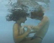 Lesbenspiele unter Wasser