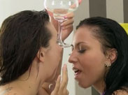 Pissende Lesben trinken ihren Natursekt
